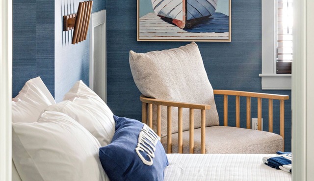 New Crow’s Nest Ocean View l Downtown l Queen Suite