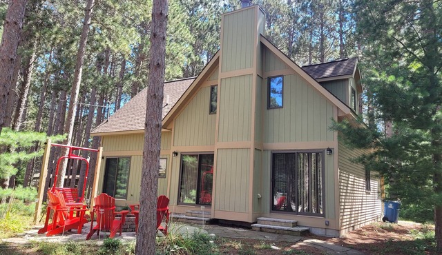 New! Crystal Pines - Gorgeous Crystal Mountain Cabin Right at Crystal Mountain!