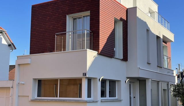 New cubic villa bathed in light, 300 meters from the sea and the city center.