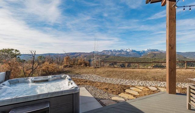 New Custom Home on 35 Acres - Amazing Mtn Views -15 Min to DGO - AC/Hot Tub