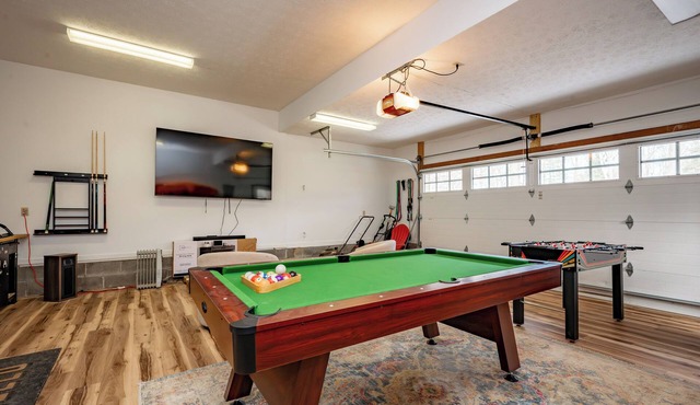 New! Cute Hideaway w/Hot Tub & Amenities