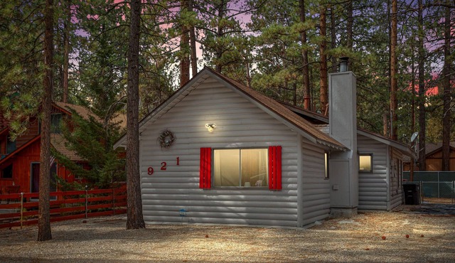 New! Cute Modern Cabin, Hot Tub, Pets Welcome!