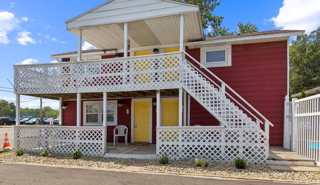 NEW! Dave's Last Resort Poolside - Long Stay Discount - Comforting Cabin 2