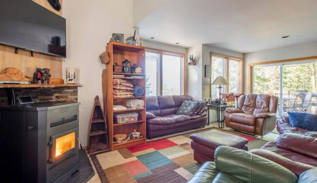 NEW DEEP SNOWFALL! BOOK TODAY! LAKE VIEW CABIN WITH HOTTUB, FIREPLACE!