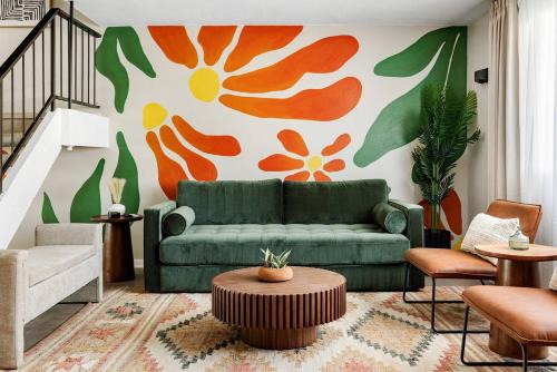 New! Desert Flower~4 BR, Walk to Old Town, Stadium
