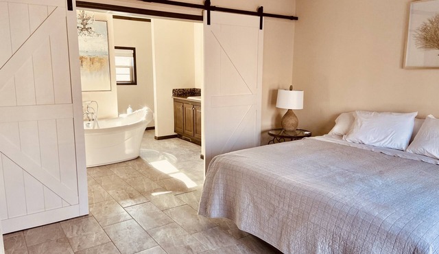 New Design Farmhouse for couple getaway large deck soaking tub w shower