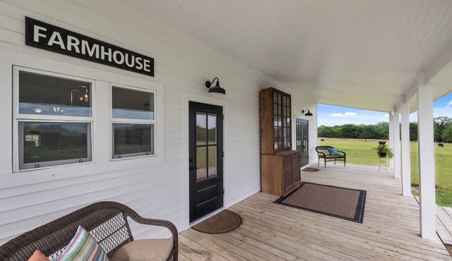 NEW! Designer Farm Getaway/Mins to Brenham/Private Pond + Playscape!