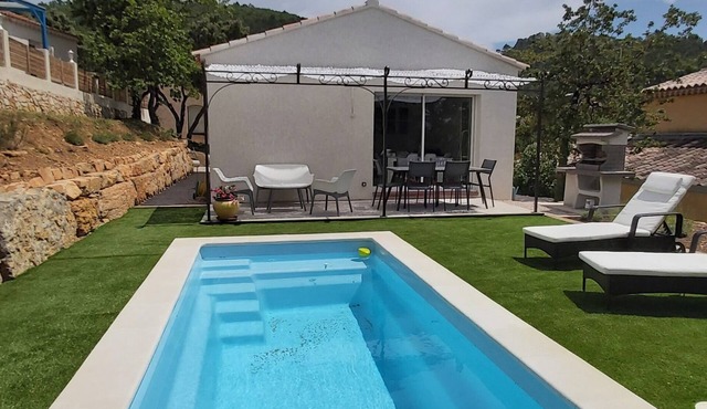 New, detached 2-bedroom villa for 4 people