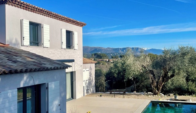 New detached house with swimming pool and parking