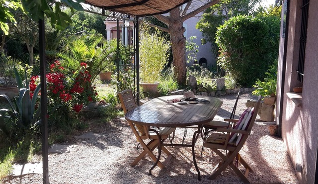 New detached house, garden level, very bright, with pergola