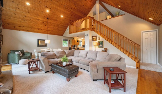 New! Dog Friendly Wooded Escape w/Hot Tub