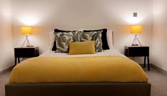 NEW! Doncaster Central 1 Bed Apartment sleeps 4,