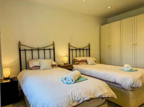 New! Double Driveway, Large Garden Sleeps 4 Book Now!