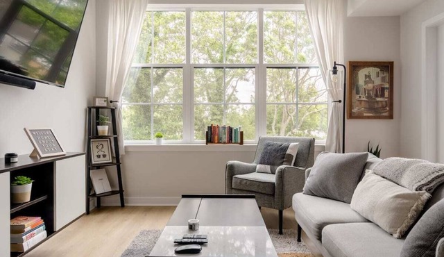 New Downtown Annapolis Condo With Free Parking