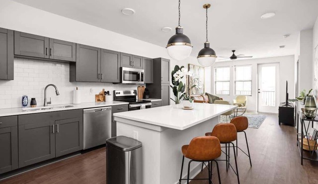 New Downtown Apartment - Next to Motor Speedway!