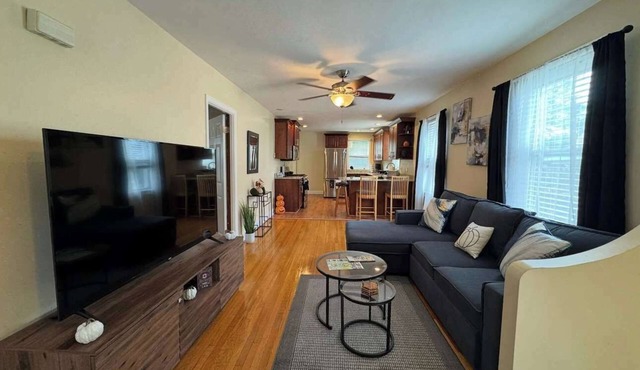 NEW Downtown Central Salem Retreat 2bd W/parking