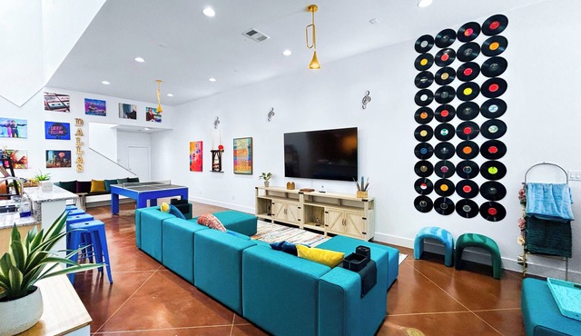New. Downtown Dallas; Jumbo Games; City Views; Walkable to Retail & Reaturants