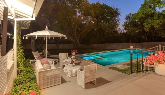 *NEW* DOWNTOWN HOUSE | HEATED POOL | HOT TUB | Ping Pong | 10 Beds