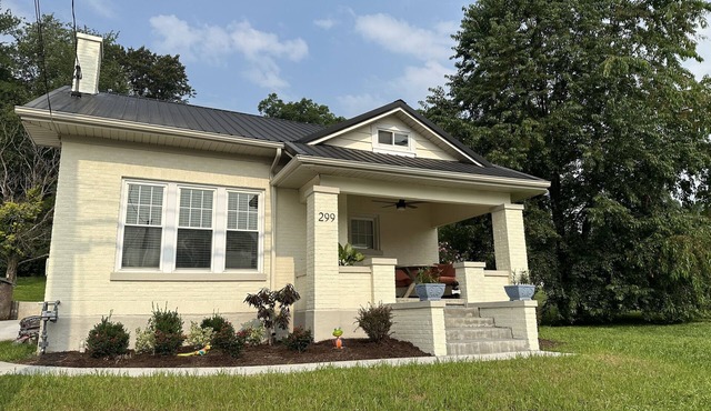 New Downtown Irvine 3/2 home w/king bed. Near Red River Gorge, Berea, Lex.