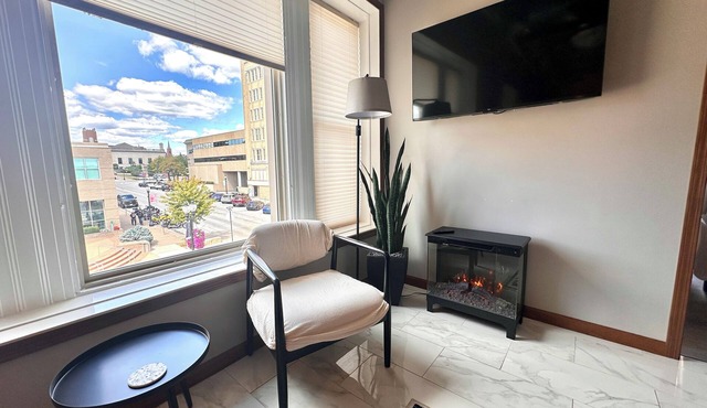 New Downtown loft - Walk to shops, restaurants, pubs, riverfront trail