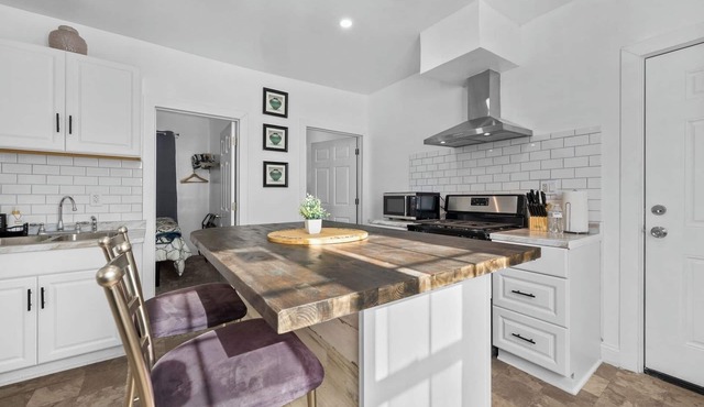 New Downtown Lux 3BR Free Parking, AC & Wi-fi