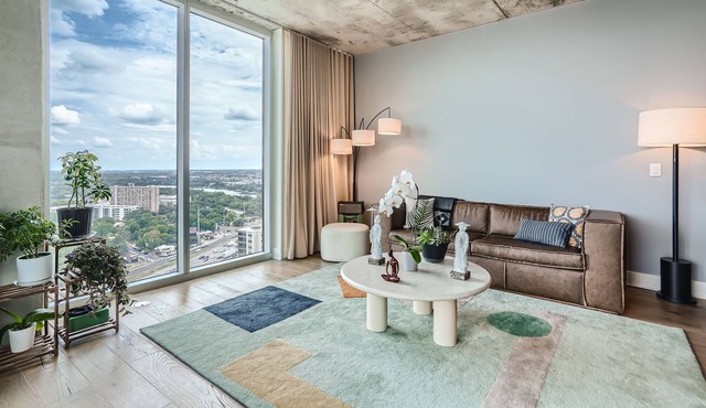 New Downtown Luxury Condo: high floor, corner unit, rooftop pool,