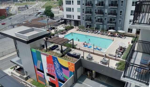 ~NEW~ Downtown Nashville! Walk to Broadway + FREE parking Balcony Pool