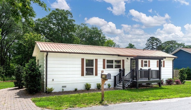 NEW Downtown Simpsonville Cozy Cabin