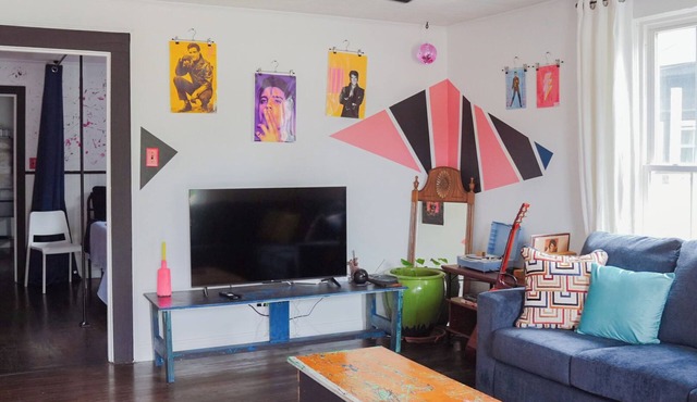 NEW DOWNTOWN TUPELO- HOUND DOG BUNGALOW -ROCK-N-ROLL themed 1BR 1B Shotgun style