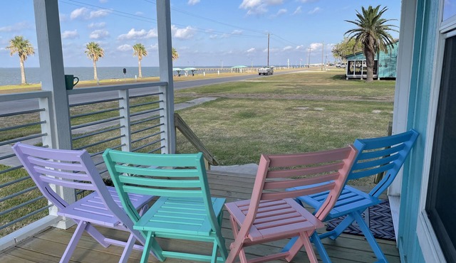 New! Drift away in Bayfront 2-bedroom Turquoise cottage