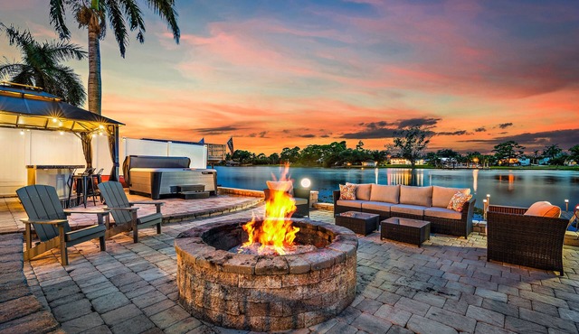 NEW! Drift Inn-Lakefront Home w/Hot Tub, Outdoor Bar, Golf!