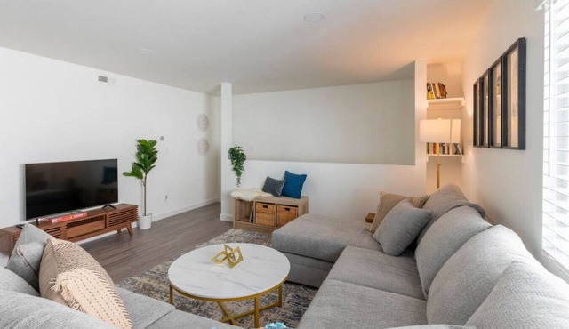 New DT Alhambra Family Vacation Home with King Bed
