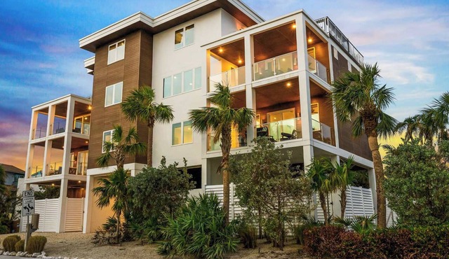 New - Dual-home luxury, Rooftop Decks, Sleeps 32