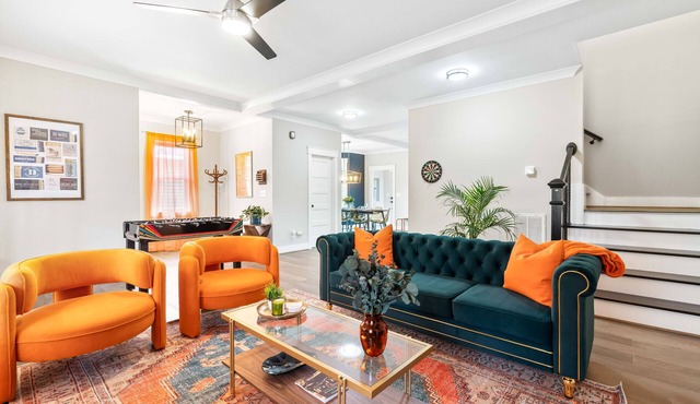 NEW - Duke 5 Mins, Upscale Eclectic Decor, Backyard Dining and Movies, Sleeps 10