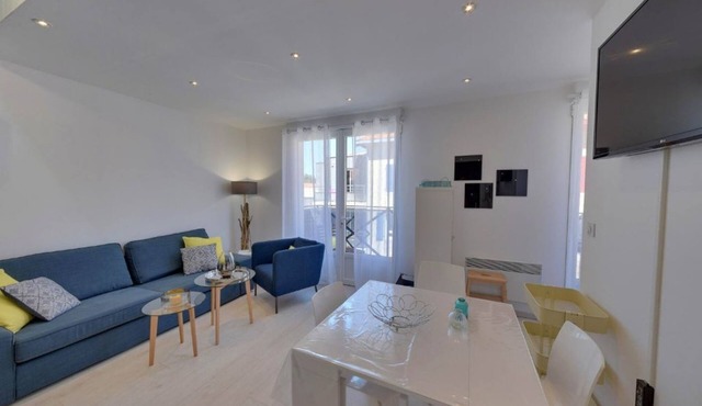 New duplex apartment, sea view with balcony in the center of town, private parking.