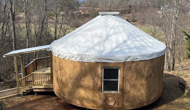 NEW! Earth-Yurt Haven outside of Asheville: peaceful mountain vibes