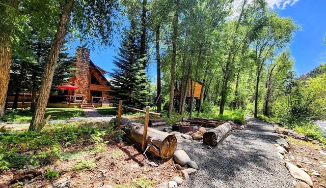 NEW! East River Escape: A Riverside Escape in Almont! Discount!