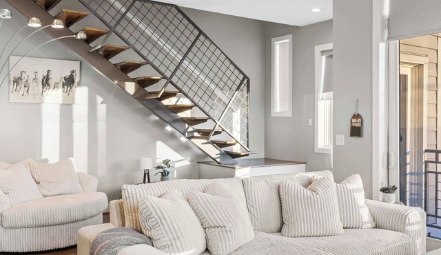 NEW Elegant Downtown Escape with Modern Comforts
