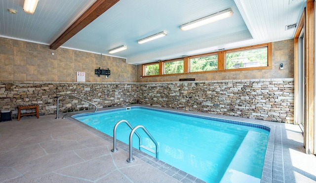 New! Elegant Lakefront Lodge w/Indoor Pool & Sauna
