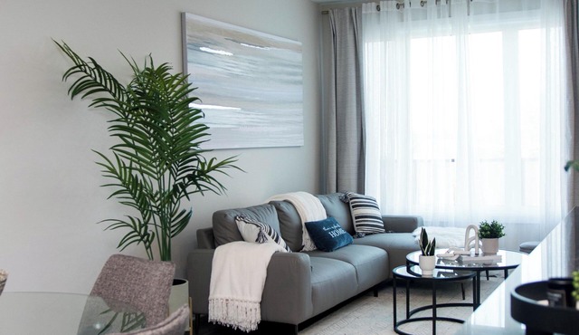 New Elegant & Stunning Townhome - 7 min from beach!