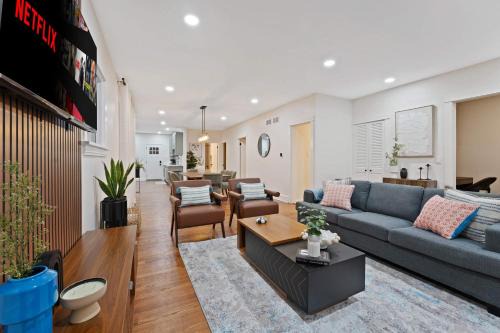 New Elmhurst Gem - Game Room & Amazing Yard