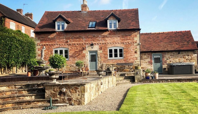 NEW ELMS FARMHOUSE, pet friendly in Melbourne, Derbyshire