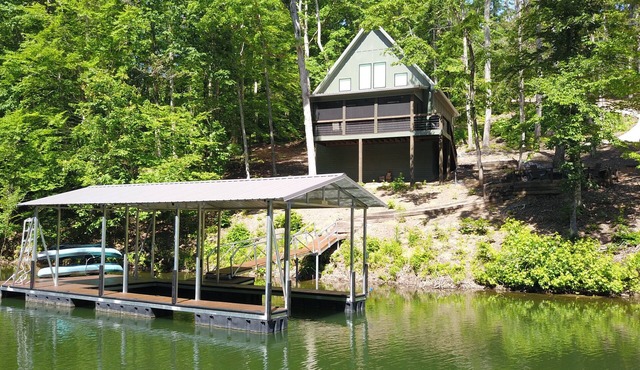 NEW Emerald Hideaway on Smith Lake -4 BED, 3.5 BATH w/Fire Pit, Kayaks + More!