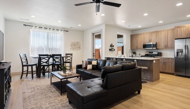 New End Unit Townhome- POOL NOW OPEN FOR THE SEASON!