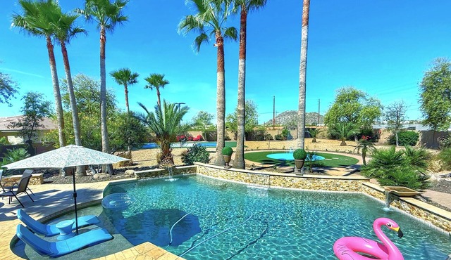 NEW Epic Retreat! Pickle Ball, Pool, Spa, Batting Cage, Billiards, Game Room +