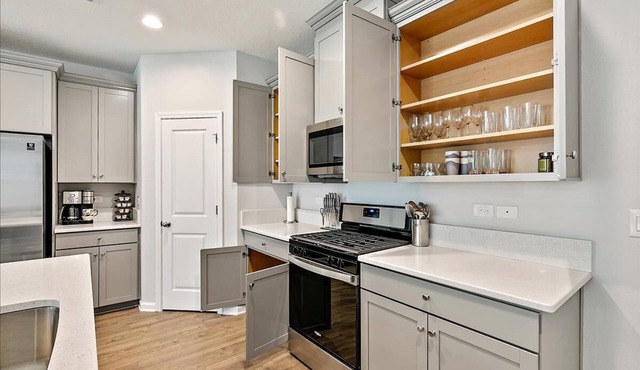 NEW EXCLUSIVE Townhome near E-Town, Shops, & Beach