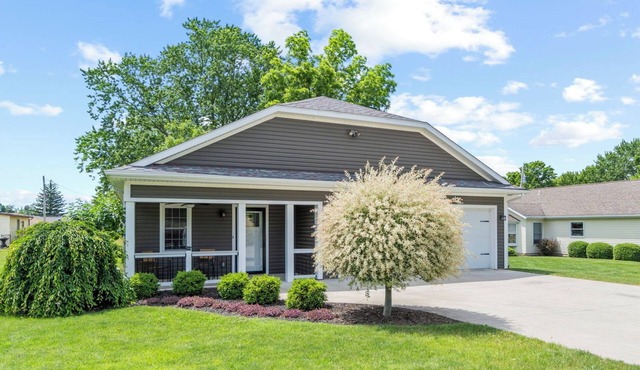 NEW! Executive 2BR Home, Huge Yard, 1.5 mi to ACD Museum, 15 mi to Fort Wayne