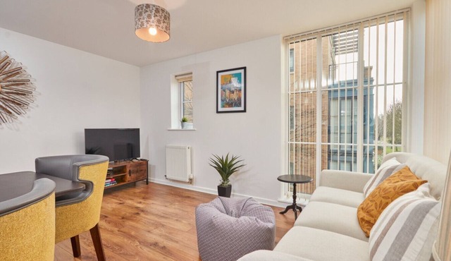 NEW Executive Apt: Kitchen/Diner, Wifi, Parking