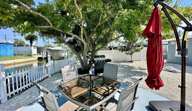 NEW! Facing Canal w/Grill, Outdoor Hangout Area & Cornhole