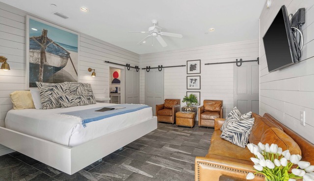 NEW! Fairhope’s most unique and spacious . Families, couples and pet friendl